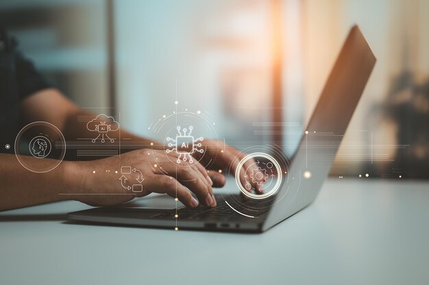 Las manos escribiendo en una computadora portátil con IA virtual e íconos de automatización