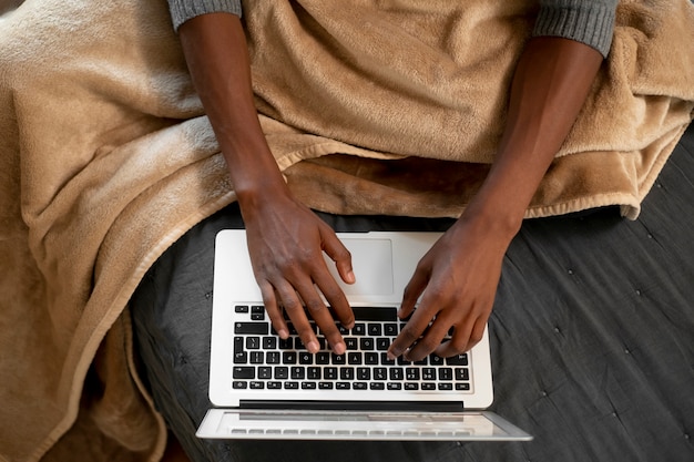 Manos escribiendo en el teclado de cerca