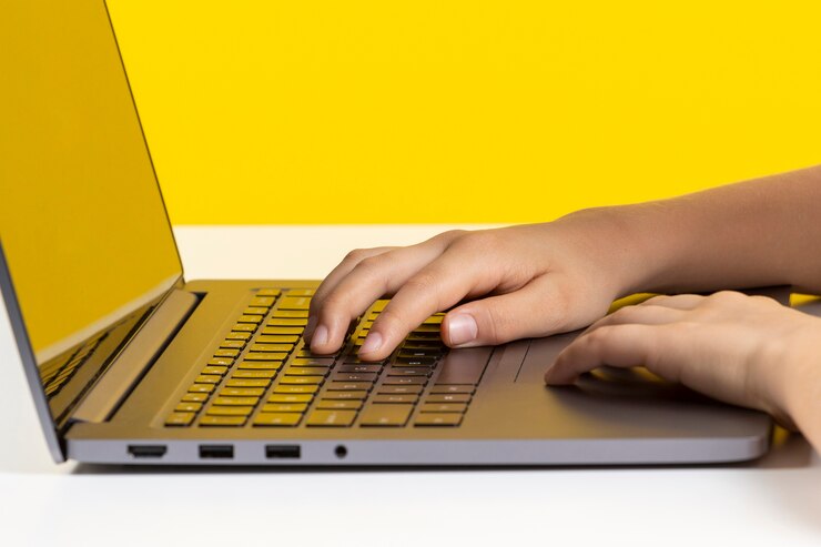 Foto manos escribiendo en el teclado de la computadora portátil
