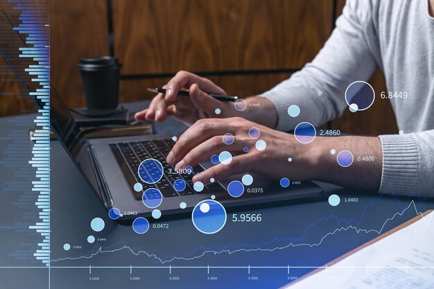 Manos escribiendo el teclado para investigar el mercado de valores para proceder con soluciones de inversión correctas Comercio por Internet y concepto de gestión de riqueza Holograma Gráfico de Forex sobre toma de primer plano