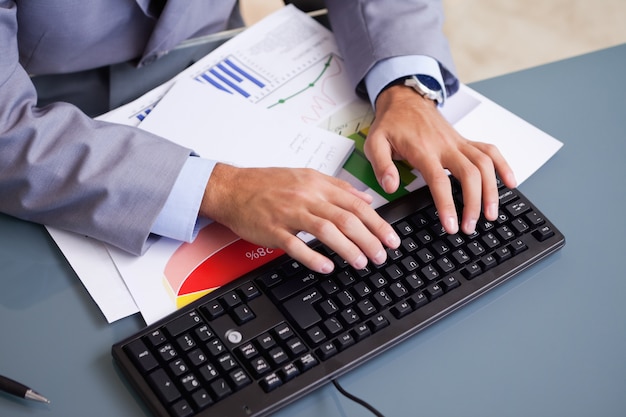 Manos escribiendo en el teclado