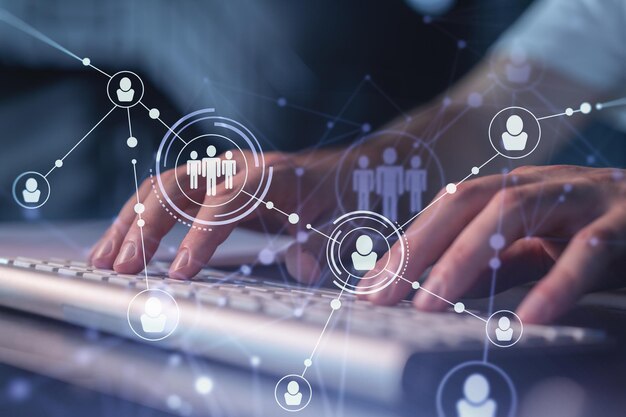 Las manos del especialista en recursos humanos están escribiendo el teclado en Internet para encontrar a los mejores candidatos para crear una red internacional en el proceso de contratación Concepto de éxito Iconos de holograma de redes sociales