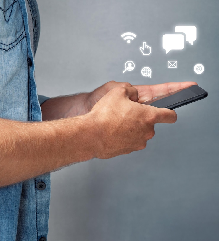 Foto manos de estudio y persona con teléfono escribiendo y icono para enviar mensajes de texto y en línea en las redes sociales de la aplicación chat de fondo gris y estudiante con internet móvil y conexión para la comunicación