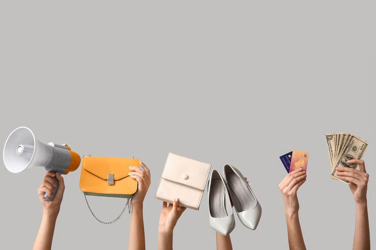 Foto manos femeninas con accesorios elegantes para mujeres tarjetas de crédito y dinero en fondo gris black friday