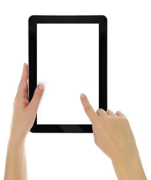 Manos femeninas apuntando a la tableta con pantalla en blanco aislada