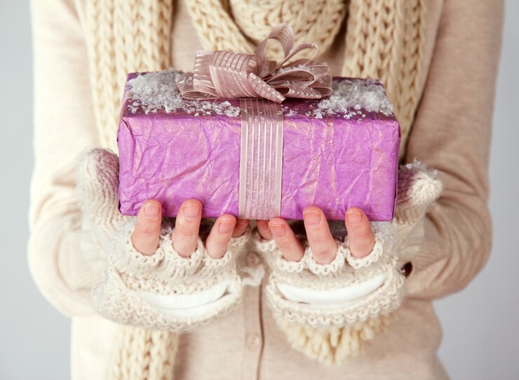 Foto manos femeninas, con, caja de regalo, primer plano
