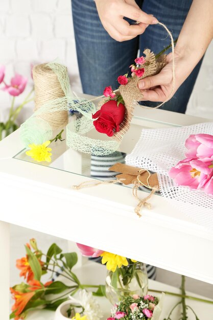 Manos femeninas componiendo hermoso ramo closeup Floristería en el trabajo Fotografía conceptual