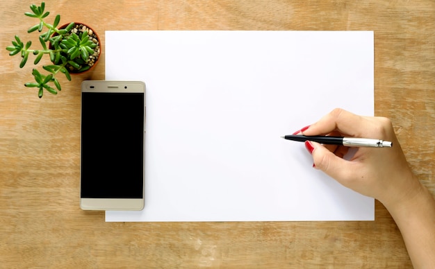 Foto manos femeninas con un cuaderno y pluma