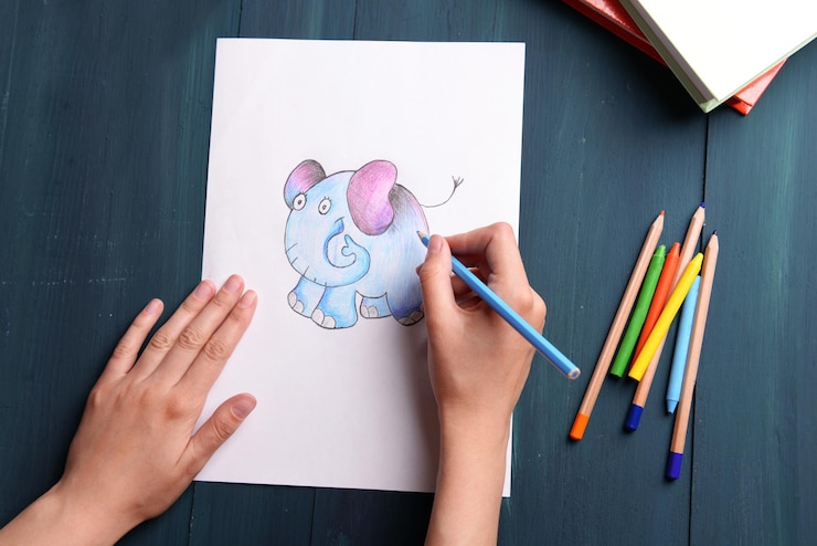 Foto manos femeninas dibujo imagen en hoja de papel sobre fondo de mesa de madera