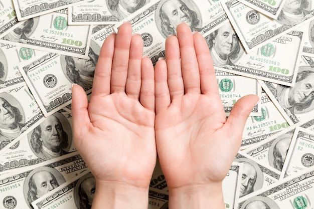 manos femeninas en dólar