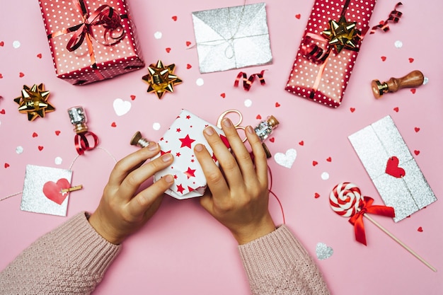 Manos femeninas empacando un regalo