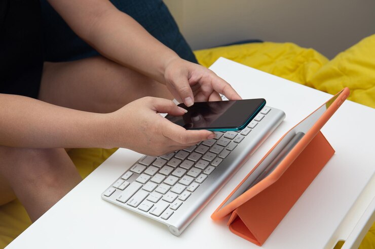 Foto manos femeninas enviando mensajes de texto en teléfonos inteligentes