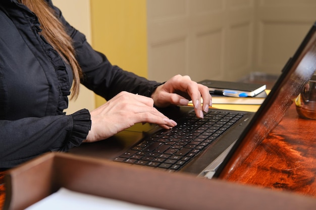 Manos femeninas escribiendo en el teclado