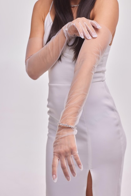 Manos femeninas en guantes negros transparentes sobre fondo de vestido Estilo retro