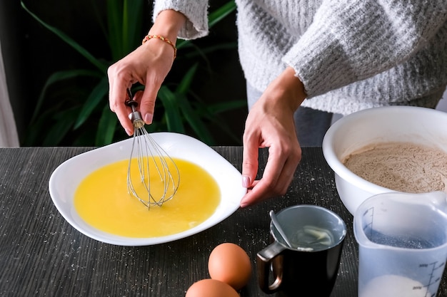 Foto manos femeninas haciendo masa para el pastel