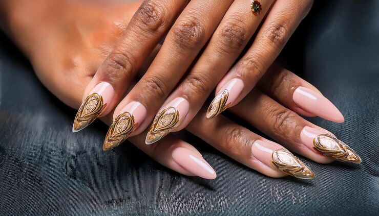manos femeninas con hermosas uñas largas con manicura con patrón de corazón