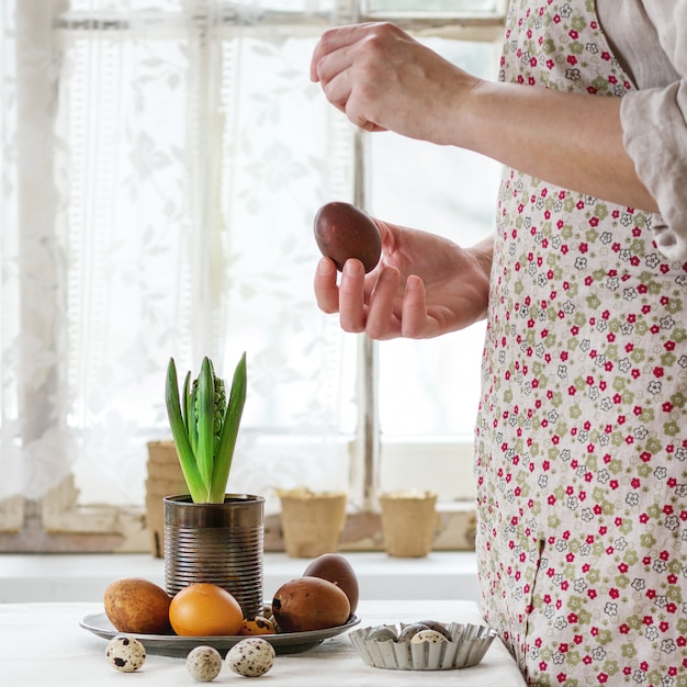 Manos femeninas con huevo de Pascua