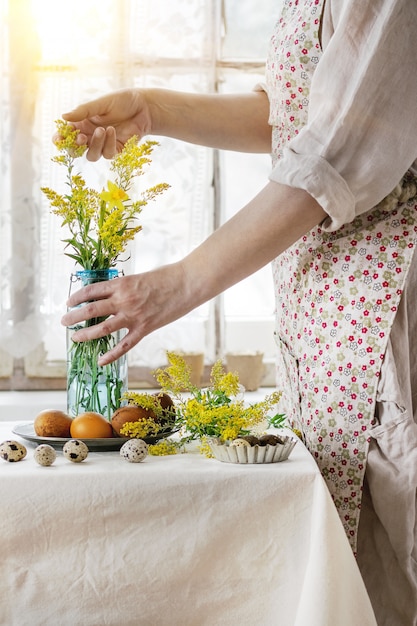 Manos femeninas con huevo de pascua