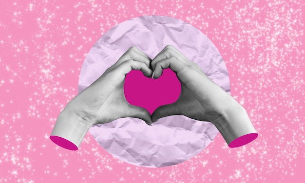 Manos femeninas humanas que representan una forma de corazón sobre un fondo rosa Sentimientos y emociones