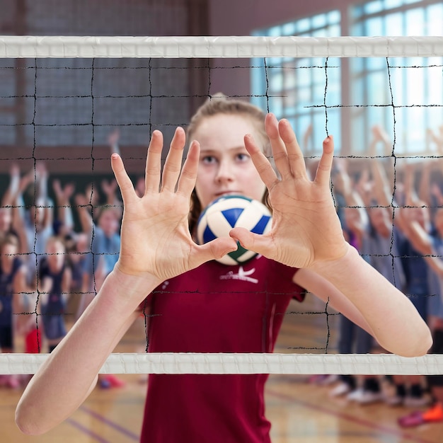 Manos femeninas jóvenes irreconocibles jugando al voleibol en la red