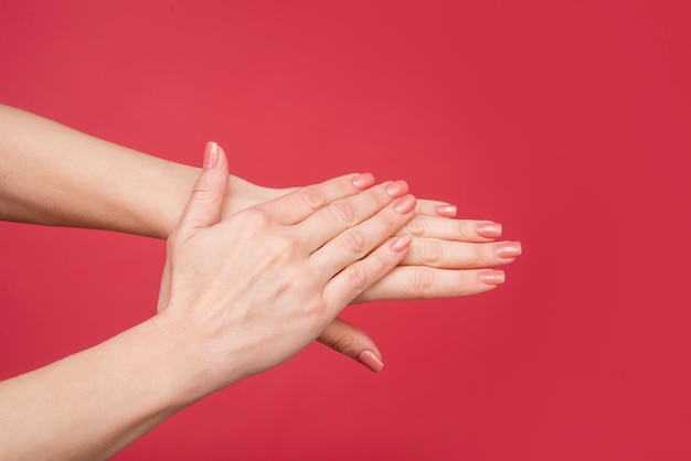 Manos femeninas con manicura y piel suave.