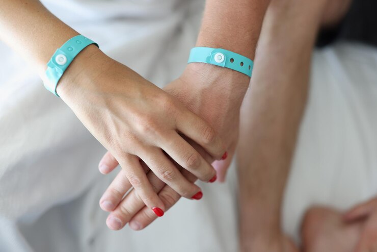 Foto manos femeninas masculinas cogidas de la mano con pulseras
