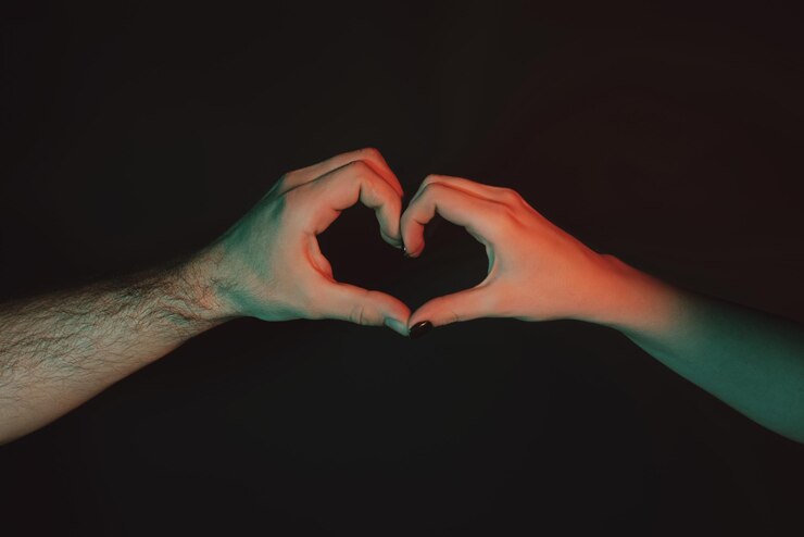 Foto manos femeninas y masculinas en forma de corazón manos en forma de amor corazón corazón de manos hombre y mujer