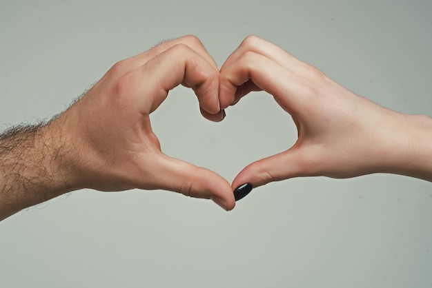 Manos femeninas y masculinas en forma de corazón manos en forma de amor corazones corazón de manos amor amistad