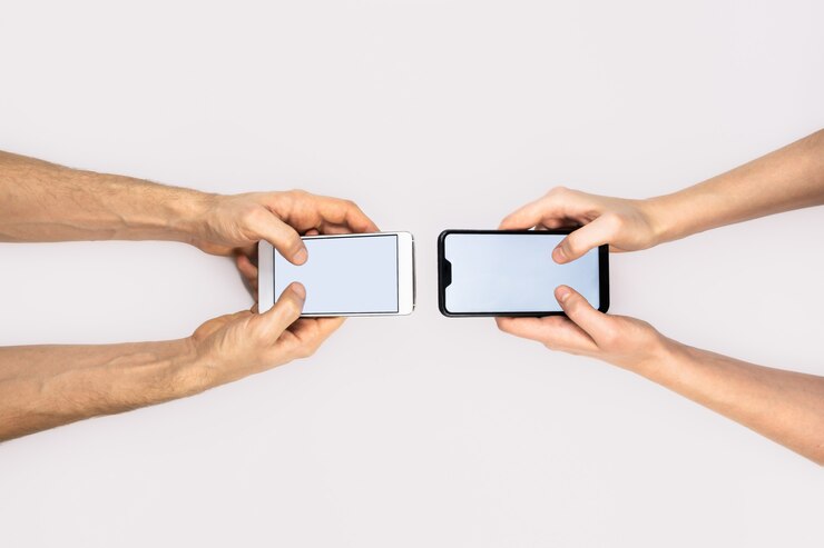 Foto las manos femeninas y masculinas sostienen los teléfonos inteligentes. mensajes, mensajes de texto, concepto de comunicación