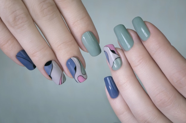 manos femeninas con nail art