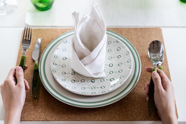 Manos femeninas con plato vacío para comida esperando