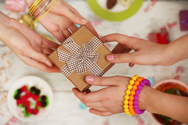 Manos femeninas con primer plano de regalo