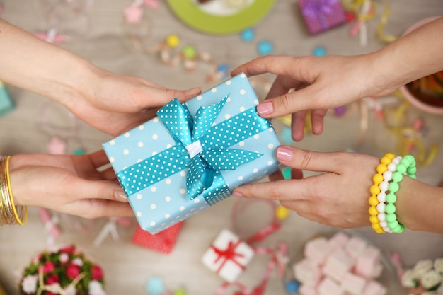 Foto manos femeninas con primer plano de regalo