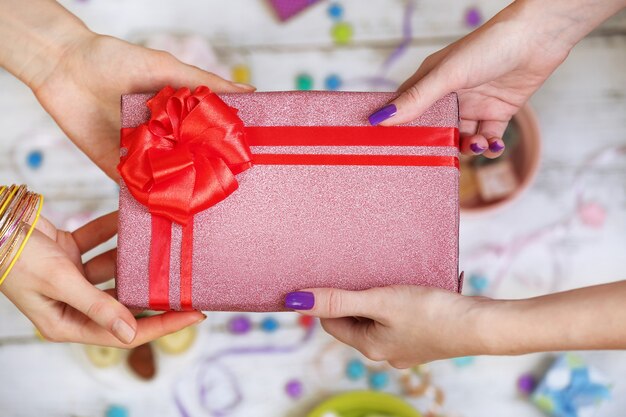 Manos femeninas con primer plano de regalo