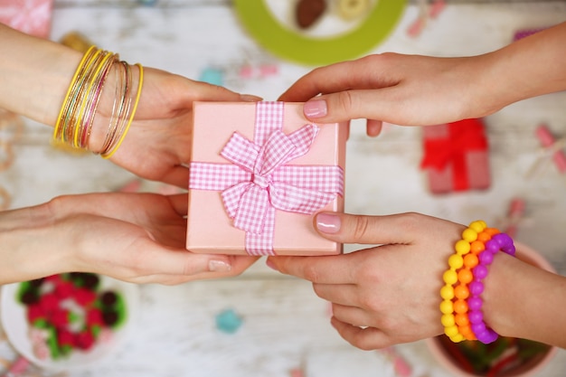 Manos femeninas con primer plano de regalo