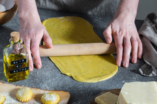 Manos femeninas, proceso de preparación de pasta italiana casera, ravioles