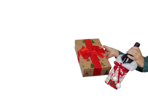 Manos femeninas sosteniendo caja de regalo de navidad con lazo rojo y una botella de vino aisladas sobre fondo blanco ...