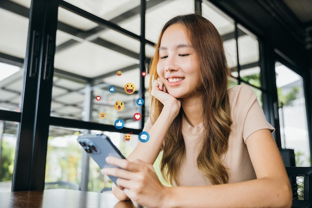 Manos femeninas sosteniendo y escribiendo para comunicarse con otros a través del teléfono móvil