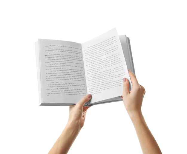 Manos femeninas sosteniendo un libro abierto sobre fondo blanco