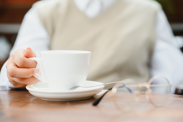 Manos femeninas sosteniendo una taza de café