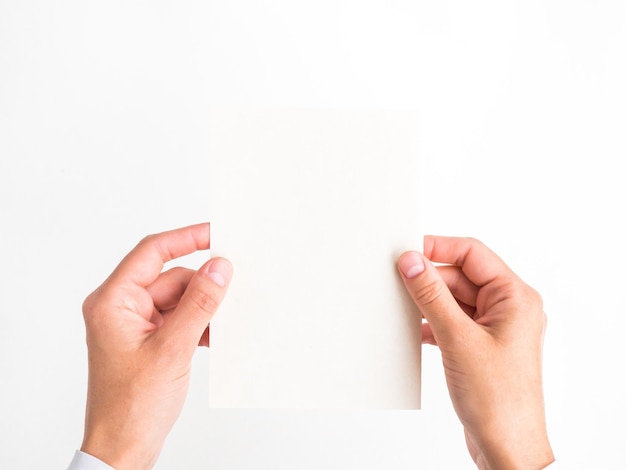 manos femeninas sostienen una postal en blanco sobre un espacio vacío de plantilla de fondo blanco para texto