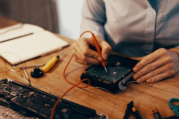 Manos femeninas y técnico con computadora para reparación restauración de sistemas y disco duro para diagnóstico técnico Programadora de computadoras femenina de primer plano y hardware en el hogar para soporte informático y recuperación de datos