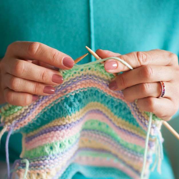 Foto manos femeninas tejer con lana de colores