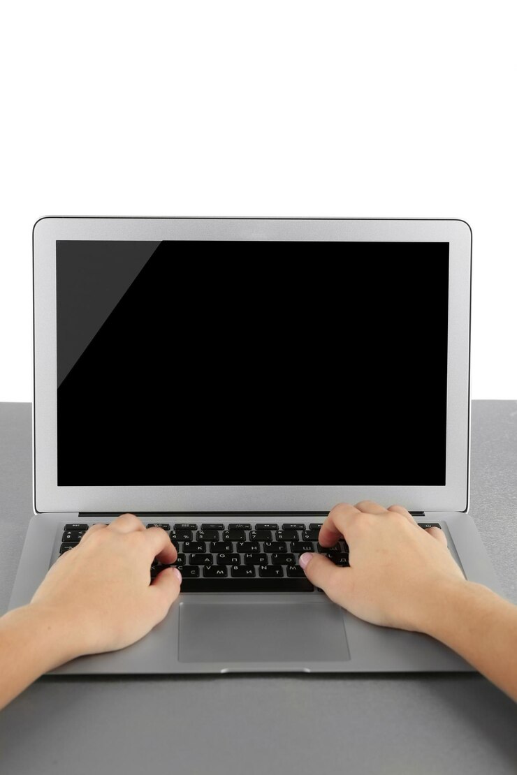 Foto manos femeninas trabajando en la computadora portátil sobre fondo claro