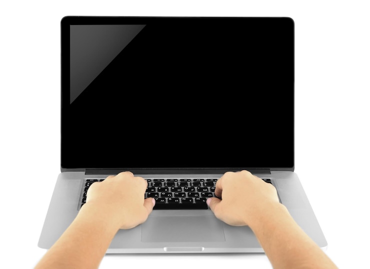 Foto manos femeninas trabajando en una laptop aislada en blanco