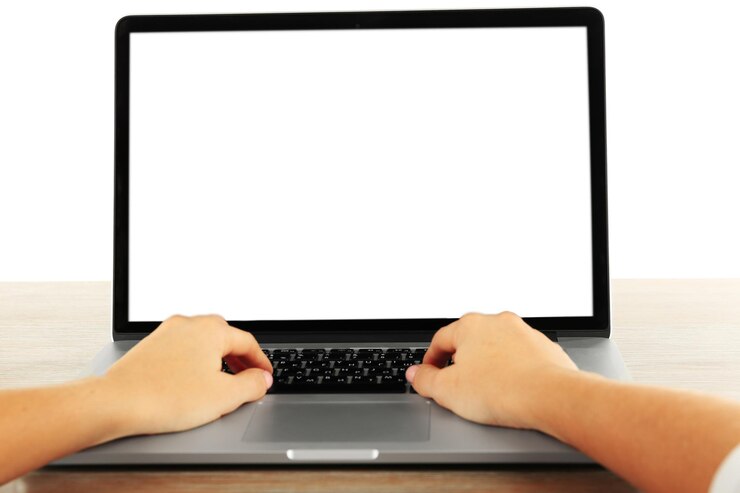Foto manos femeninas trabajando en una laptop aislada en blanco