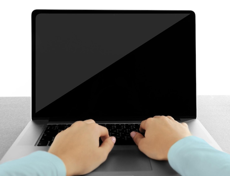 Foto manos femeninas trabajando en una laptop aislada en blanco