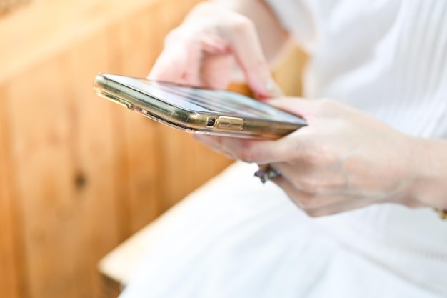 manos femeninas usando un teléfono inteligente que trabaja en la búsqueda de compras en línea o el concepto de redes sociales hip