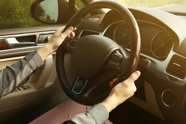 Manos femeninas en el volante