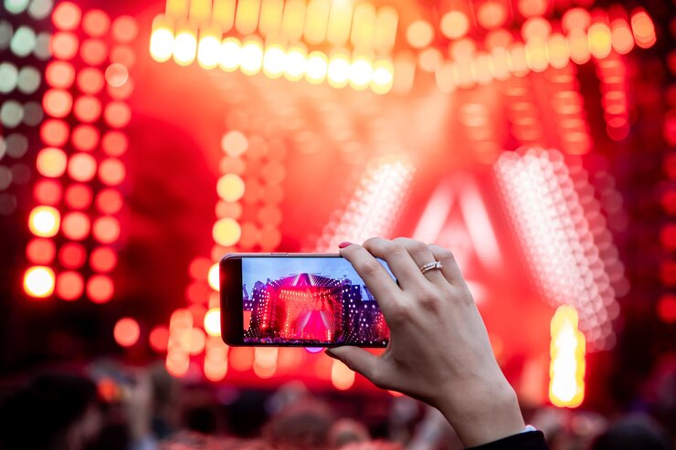 Foto manos con un festival de música en vivo de registros de teléfono inteligente